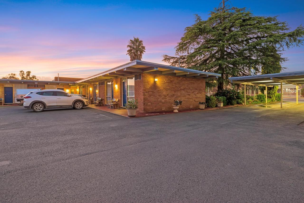 Plainsman Motel Форбс Экстерьер фото