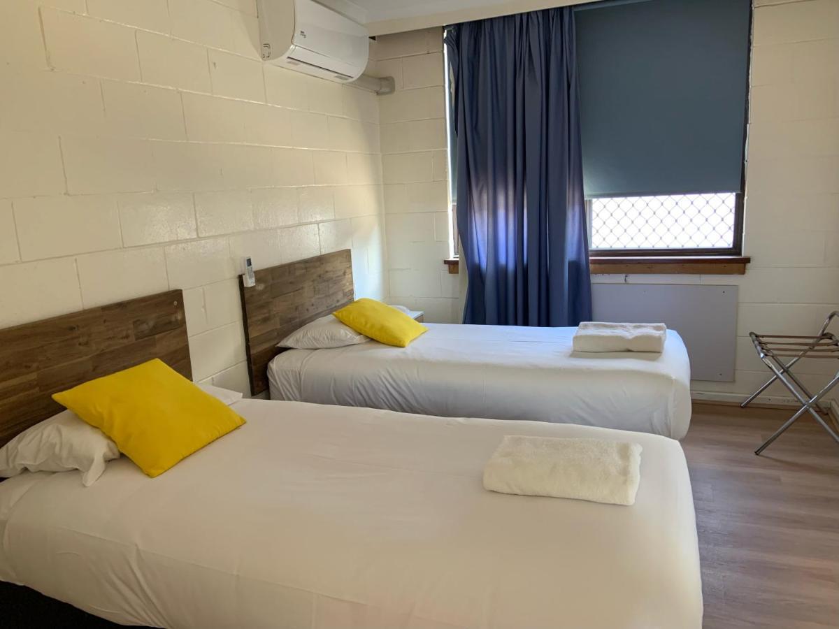 Plainsman Motel Форбс Экстерьер фото